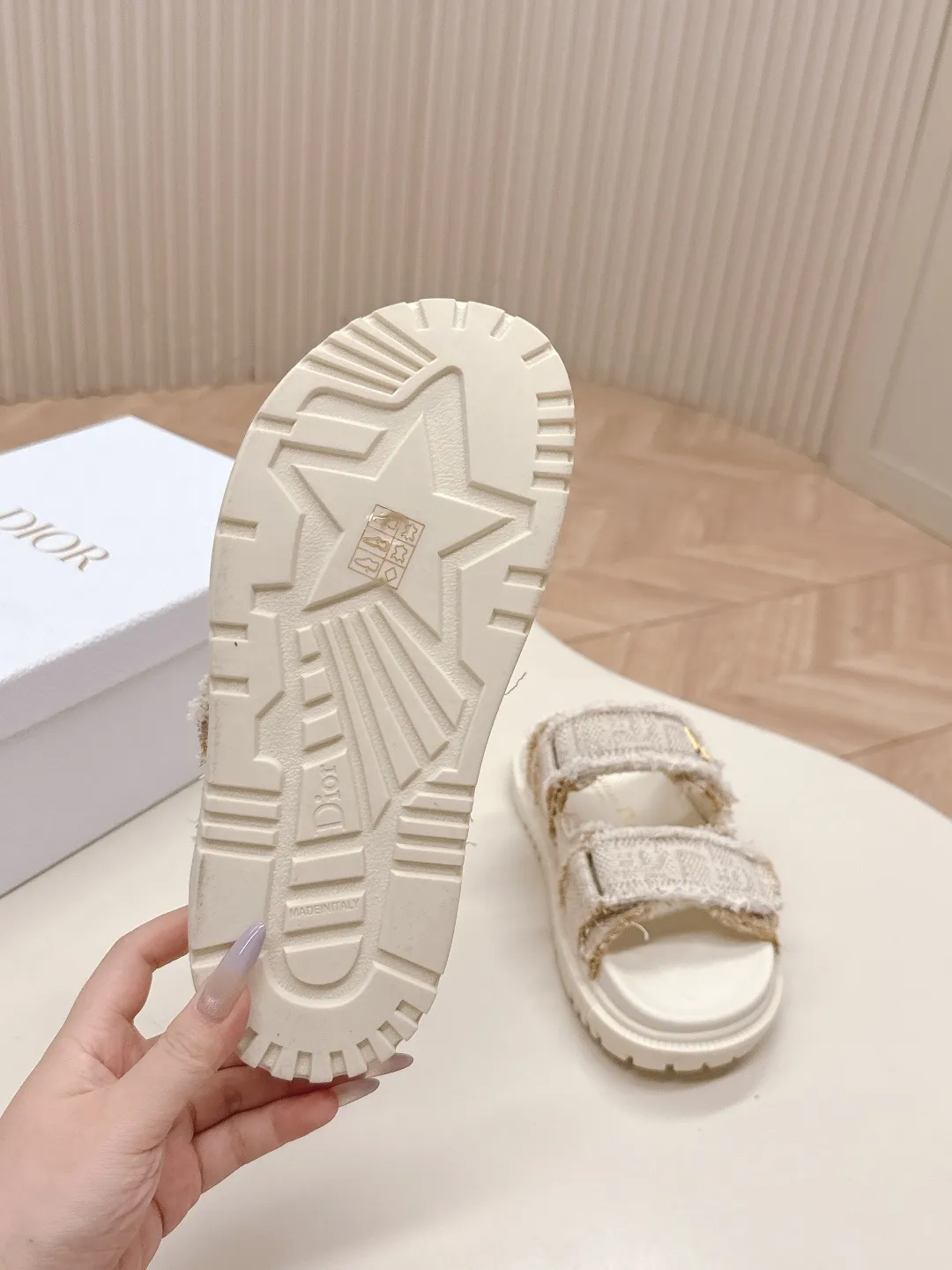👟👟Ex-factory price 440👟👟 New color cloth, classic upgrade plus 2025 new color series Dior Dior classic Velcro sandals and slippers series, original replica, high version, super durable and versatile, very comfortable on the feet, slim and white, original customized upper, original d hardware buckle, original TPU outsole Size: 35-41